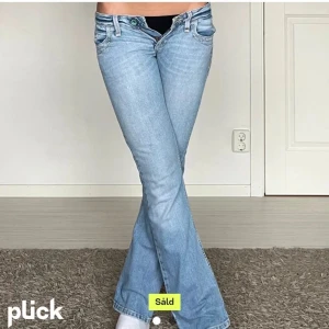 Ljusblå lågmidjade jeans - Säljer ett par jätte snygga jeans då de är för korta. De första två bilderna är lånade från förra ägaren men sista är egen. Skriv för fler bilder eller mått och priset är förhandlingsbart! 💕
