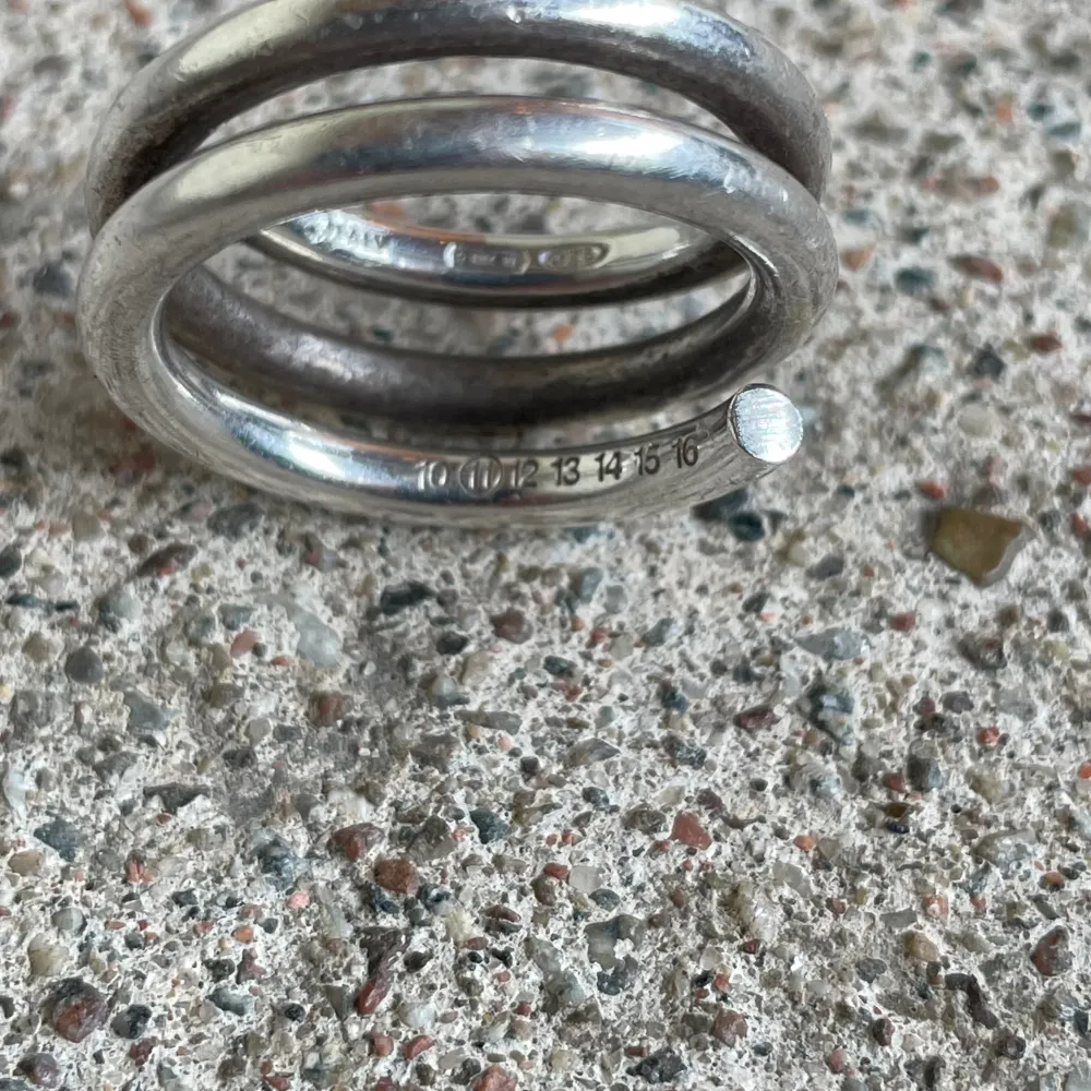 skitfet ring från mm, justerbar. 925 silver från italien. retail typ 250€. ss2018 inga konstigheter. storlek ”L” men går o justera t vad som. Accessoarer.