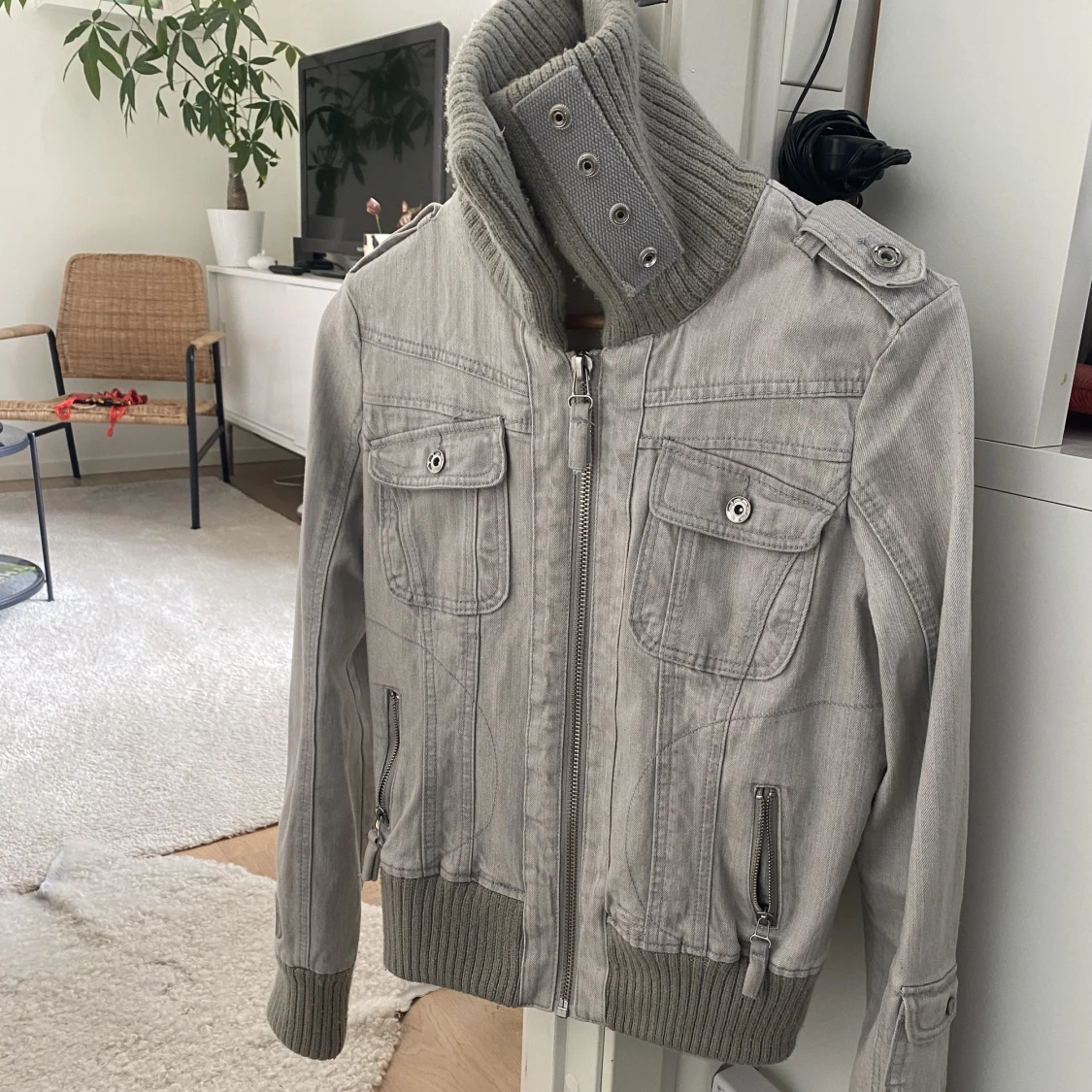 Jeansjacka med muddar 