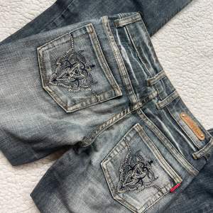Fina och unika Lågmidjade jeans i fint skick, innerbenslängd:80 midjemått:35  Vill du köpa trycker du på köp nu, jag postar inom 24h