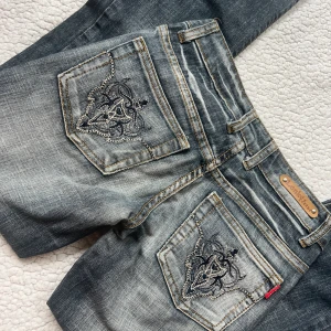 Lågmidjade jeans  - Fina och unika Lågmidjade jeans i fint skick, innerbenslängd:80 midjemått:35  Vill du köpa trycker du på köp nu, jag postar inom 24h