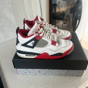 Jordan 4 - Sparsamt använda, box och kvitto medföljer samt ett oanvänt par skosnören.