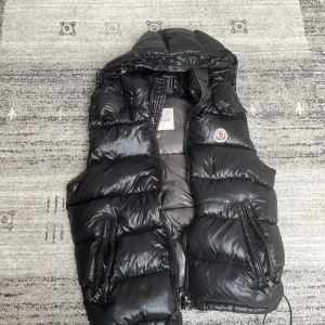 Moncler Bormes Väst (S/1) - Jag säljer min svarta bormes väst som jag betala 12 000kr. Jag har haft den sen höstas och den passar otroligt bra. Storleken är 1 som motsvarar S och den har en väldigt slim passform som jag tycker om. 