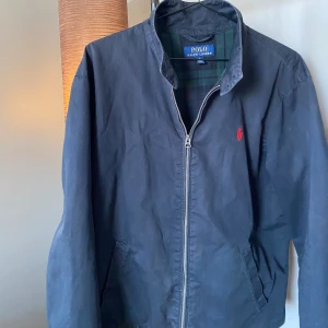 Polo Ralph Lauren Jacka. - Ralph Lauren jacka i storlek M  Skick 6/10 Nypris: 3700