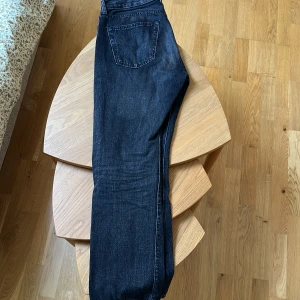 Levis 501 gråa - Säljer nu mina gråa Levis 501, knappt använda