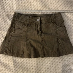 minikjol 🎀 - Så fin och söt mini jeans kjol!! 🎀Aldrig använt och inga defekter! Skriv för mer bilder eller andra frågor🖤🎀