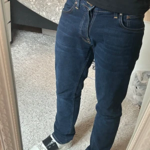 Nudie jeans - Säljer ett par riktigt snygga nudiejeans i modellen Lean Dean. Köptes för inte så länge sedan och är i väldigt bra skick( inga skador). Storleken på jeansen är 31/30. Nypris 1600 Mitt pris 400