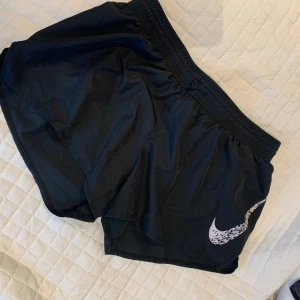 Nike shorts - Andvända 3/4 gånger.