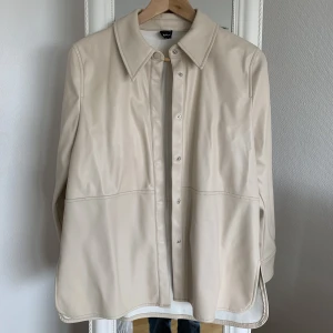 Beige jacka/skjorta i skinnimitation - Beige jacka/skjorta i skinnimitation i storlek 34, tycker dock den känns mer som en storlek 36. 
