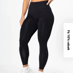 Relode Prime Seamless tights - Säljer ett par Relode Prime Seamless tights i storlek M. Använda ett fåtal gånger. Sitter snyggt, stretchigt material så passar även om man brukar ha storlek L.  Säljs pågrund av att dem aldrig används av mig!  Priset går att diskutera! Nypris 699kr