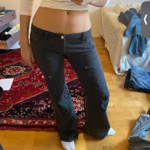 Lågmidjade jeans  - Så snygga lågmidjade jeans köpte här på plick! Midjemått:40 och innerben:78. Färgen är svart/grå lite oklart💞(lånade bilder från förra ägaren)