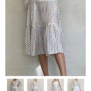 Blommigt sommarset - Knappt använt sommarset med blus och kjol som jag köpte secondhand från Archive Attire, det var lite litet för mig men passar XS/S. Jättefint skick🩷