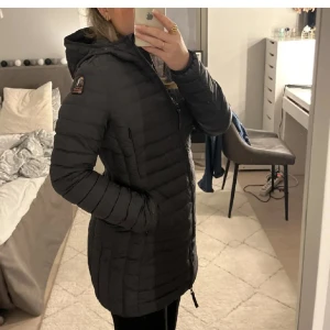Parajumpers  - Svart Parajumper dunjacka i modellen Irene, storlek s. Köpt på Johnells och är helt slutsåld. Nypris 4499kr. Nyskick💗