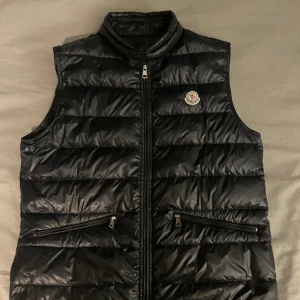 Moncler gui väst  - Säljer nu min moncler gui. Köpt i England för 2 år sen kvitto finns såklart🤝 SIZE 2  Riktigt bra skick✅