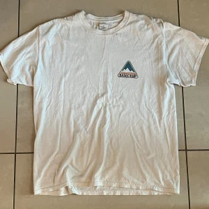 T-shirt Urban Outfitters - Vit t-shirt med litet tryck från Urban Outfitters. Ord pris, ca 500kr. Stl S men oversized! Fin kvalitet och bra skick, förutom aningen urtvättad i den vita färgen men snyggt ändå som en vintage look.