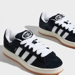 Adidas Campus 00s - Säljer mina svarta adidas campus. De är helt oanvända köpta nyligen men kommer inte riktigt till användning. Etiketter och lådan finns kvar! De är i storlek 40 men skulle säga att de passar lite mindre också, mellan 39-40❣️