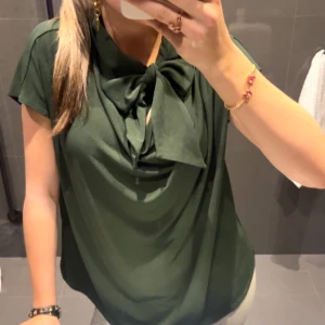 Malene Birger topp - Säljer denna gröna Malene Birger toppen som jag köpt av en tjej här på Plick men inte riktigt va min stil💓aldirg använd av mig