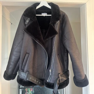 Skinnjacka  - Helt ny, aldrig använd, säljer för att den är för stor 💕