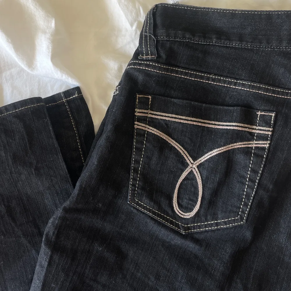 Unika lågmidjade jeans från Calvin Klein! Insydda i midjan vid vardera höft, men inget som syns utifrån😇 Rak passform! Hör av dig för mått eller vid frågor🫶. Jeans & Byxor.