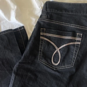 CK jeans  - Unika lågmidjade jeans från Calvin Klein! Insydda i midjan vid vardera höft, men inget som syns utifrån😇 Rak passform! Hör av dig för mått eller vid frågor🫶