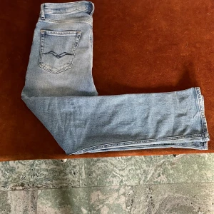Replay thad - Ett par sprillans nya replay jeans. Inga skråmor passade inte riktigt mig därför jag säljer😊