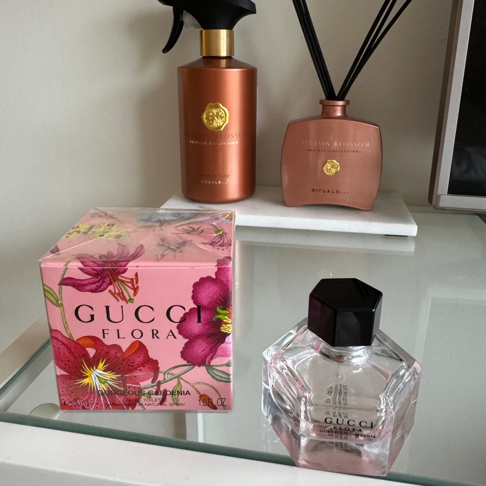 Helt oöappnad Gucci flora gorgeous gardenia parfym!!💗 Fick 2 st av misstag så på bild 3 ser man hur en av dem ser ut!!🥰 Den är helt oöppnad med plast runt. Orginal pris är 700! (Gamla utseendet)💗. Övrigt.