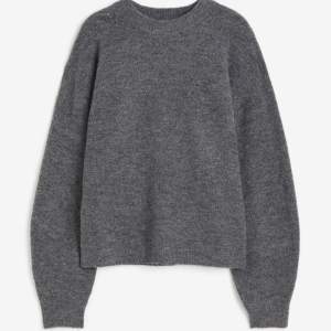 Säljer denna gråa stickade tröjan från hm. Storlek xs 