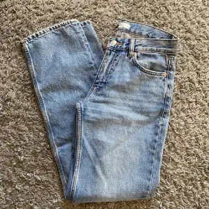 Säljer dessa lågmidjade raka jeans från gina!! De är knappt använd så i superbra skick🩵🩵storlek 34 och nypriset är runt 500kr