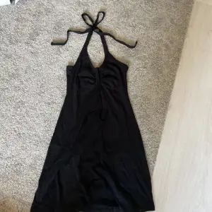 Hej! säljer den här svarta klänning då den inte kommer till användning fint skick! 