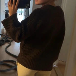 Stickad tröja - Jätte snygg stickad tröja med vida armar. Använd 1-2 gånger. Jag har vanligt vis s men passar bra på mig. 
