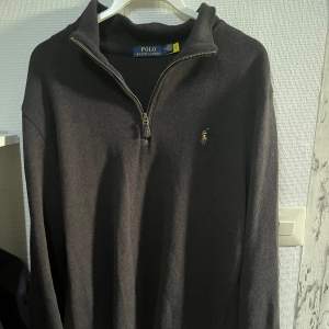 Säljer min helt oanvända polo ralph lauren half zip på grund av att den inte passar mig. Har aldrig använt den och den är perfekt att ha nu in för våren. Ny priset på den är 2000kr