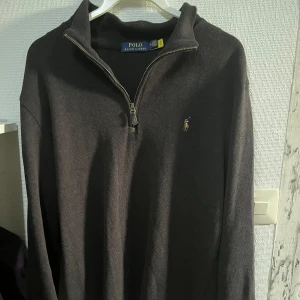Polo Ralph Lauren half zip - svart - Säljer min helt oanvända polo ralph lauren half zip på grund av att den inte passar mig. Har aldrig använt den och den är perfekt att ha nu in för våren. Ny priset på den är 2000kr