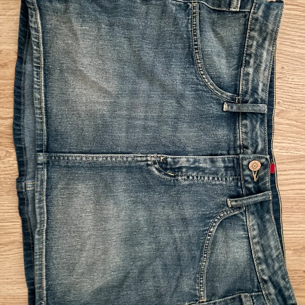 Vintage jeanskjol från H&M! I perfekt skick, men säljer då de tyvärr inte passar. Skriv vid frågor! 💕. Kjolar.