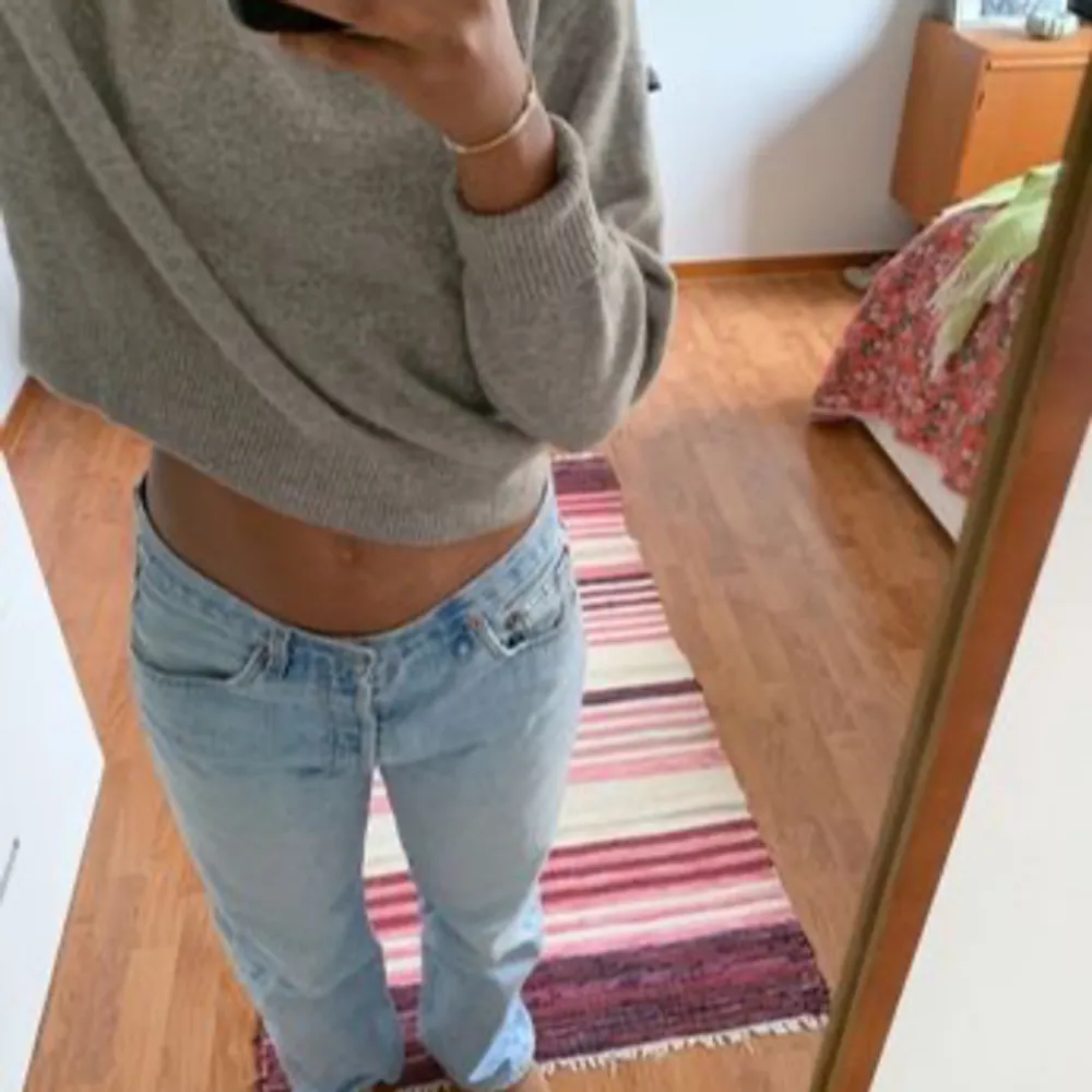 Säljer mina älskade Levis 501 då jag seriöst har tusen par hehe. Hål på rumpan (bild 2) tycker det är lite charmigt men går såklart att sy ihop. Samma jeans som bild 1 men det var innan de fick hål 🙈💗 Passar mig med midjemått 84 och är 166 lång. Jeans & Byxor.