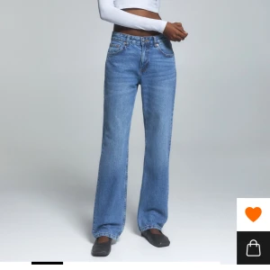 Mörkblåa jeans💕 - Ett par mörkblåa jeans med medelhög midja som endast är testade med prislappen kvar från Pull and bear, i storlek 38!💕