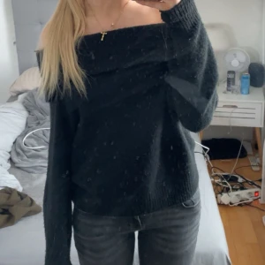 Off shoulder topp - RENSAR SÅ SÄLJER MASSA AS BILLIGT😍‼️ super fin stickad i storlek S bra skick! Tryck gärna köp nu!