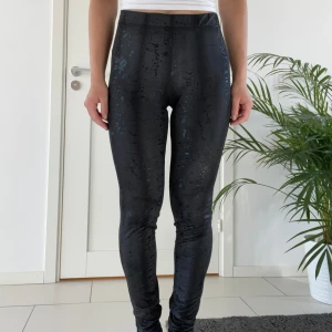 Svarta tights - Ett par skitsnygga svarta tights.🖤🖤Jag är ca 162/163 cm lång