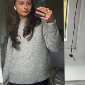 Ljus grå tröja  - Ljusgrå härlig mysig tröja jättefin, passar till vad som helst som ex. en sen sommarkväll. Lite nopprig, skriv för fler bilder 💕