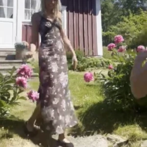 blommig långklänning - såååå fin långklänning med djup rygg från hm!!! så fin nu till sommaren💕💕 använd några gånger! 