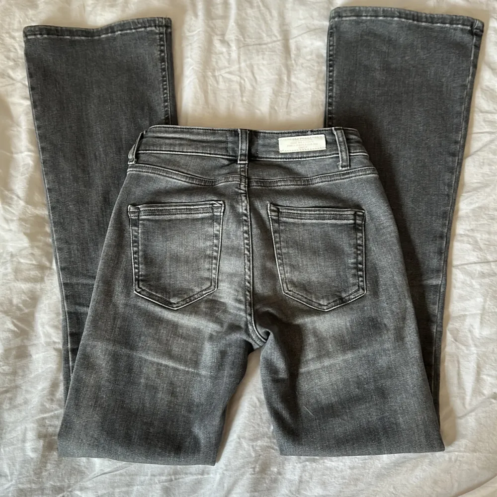 Gråa bootcut jeans i storlek XS/30. Stretchigt och väldigt skönt tyg. Inte mycket  använda, bra kvalite. . Jeans & Byxor.
