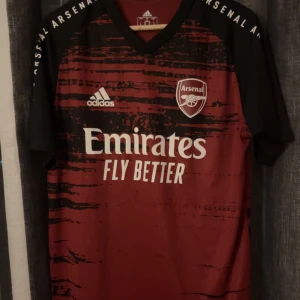 Arsenal tröja - Arsenal Träningströja storlek M använd fåtal gånger