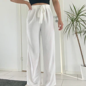 Vita sommarbyxor - Jättefina vita sommarbyxor från Zara. Helt oanvända med prislappen kvar, orginalpriset är 259kr men säljer för 150kr. 🤍Som linnebyxor fast skönare!! Jag är ca 162/163 cm