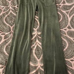 Jucy couture  - Byxorna är väldigt sköna och i bra skick. Jag är 168 och har storlek S, dem passar bra i längden. Dem har inte kommit till användning därför säljer jag dem. Används ett fåtal gånger. Kan diskuteras pris👍