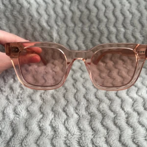 Chimi solglasögon  - Säljer nu mina chimis i nyskick. Köpte förra sommarn men har inte kommit till användning. Modell 04 och i färgen rosa! Hör av er om ni har frågor!