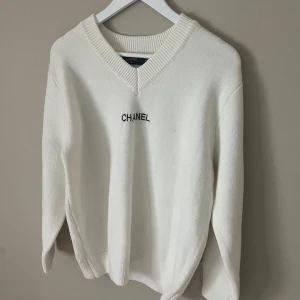 Vintage tröja  - Superfin och tjock. Strl m / L. Lite noppor / ”skador” - går att klippa bort. 