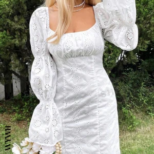 Sommarklänning  - Säljer denna superfina klänningen ifrån shein!! Tänkte ha den på min student men den var tyvärr för liten💗 Kvaliteten är jättebra och den ser exakt ut som på bilden!! Den är slutsåld på hemsidan & passar perfekt till olika tillfällen i sommar💗