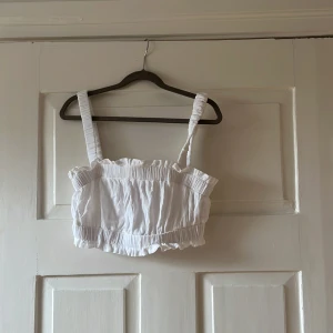 Liten sommartopp💐 - Liten vit sommartopp att ha på stranden eller över bikini! 