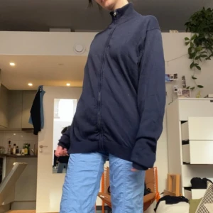 Blå tjocktröja, zipup, polo - Fin blå tjocktröja i blå färg. Dragkedja. Stor och mysig.