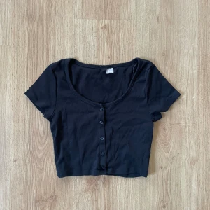 Svart t-shirt  - Super fin svart t-shirt som är använd men i väldigt fint skick. Passar S Skriv vid frågor. 