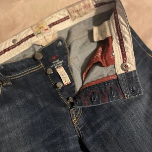 Tramarossa Jeans ”Leonardo” - Säljer ett par unika och väldigt snygga jeans från Sartoria Tramarossa, jeansen är handgjorda i Italien och väldigt exklusiva.  Hör av er vid funderingar!